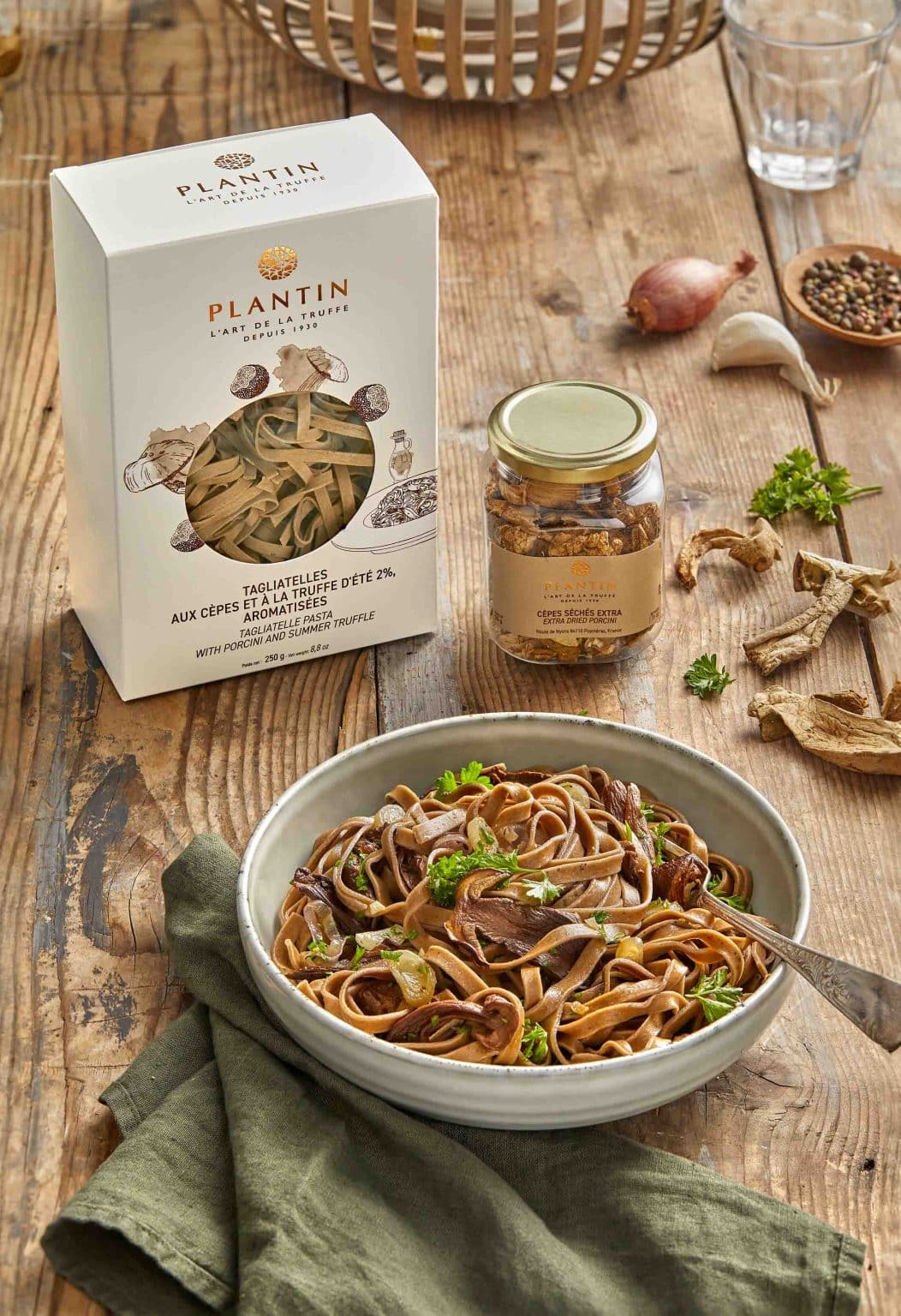 tagliatelles aux cepes et a la truffe d'été